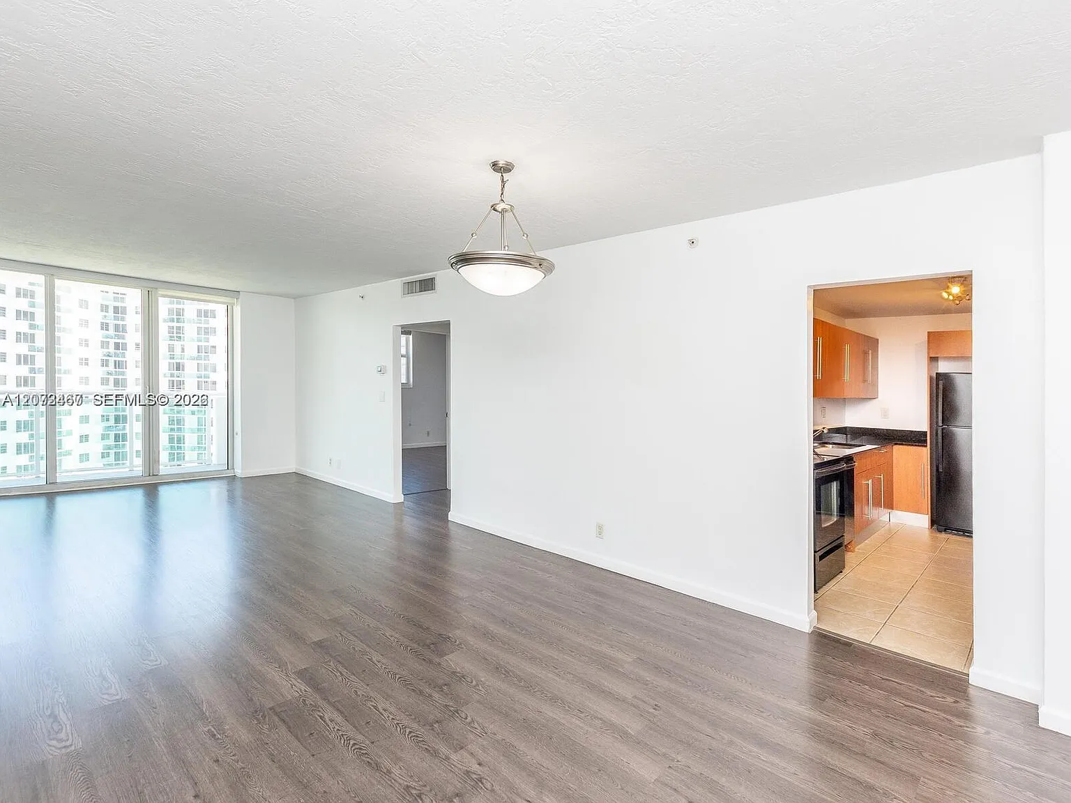 Residences On Hollywood B — Photo 3