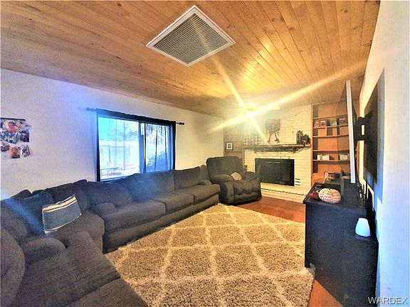 4th image of 975 Crestwood Dr