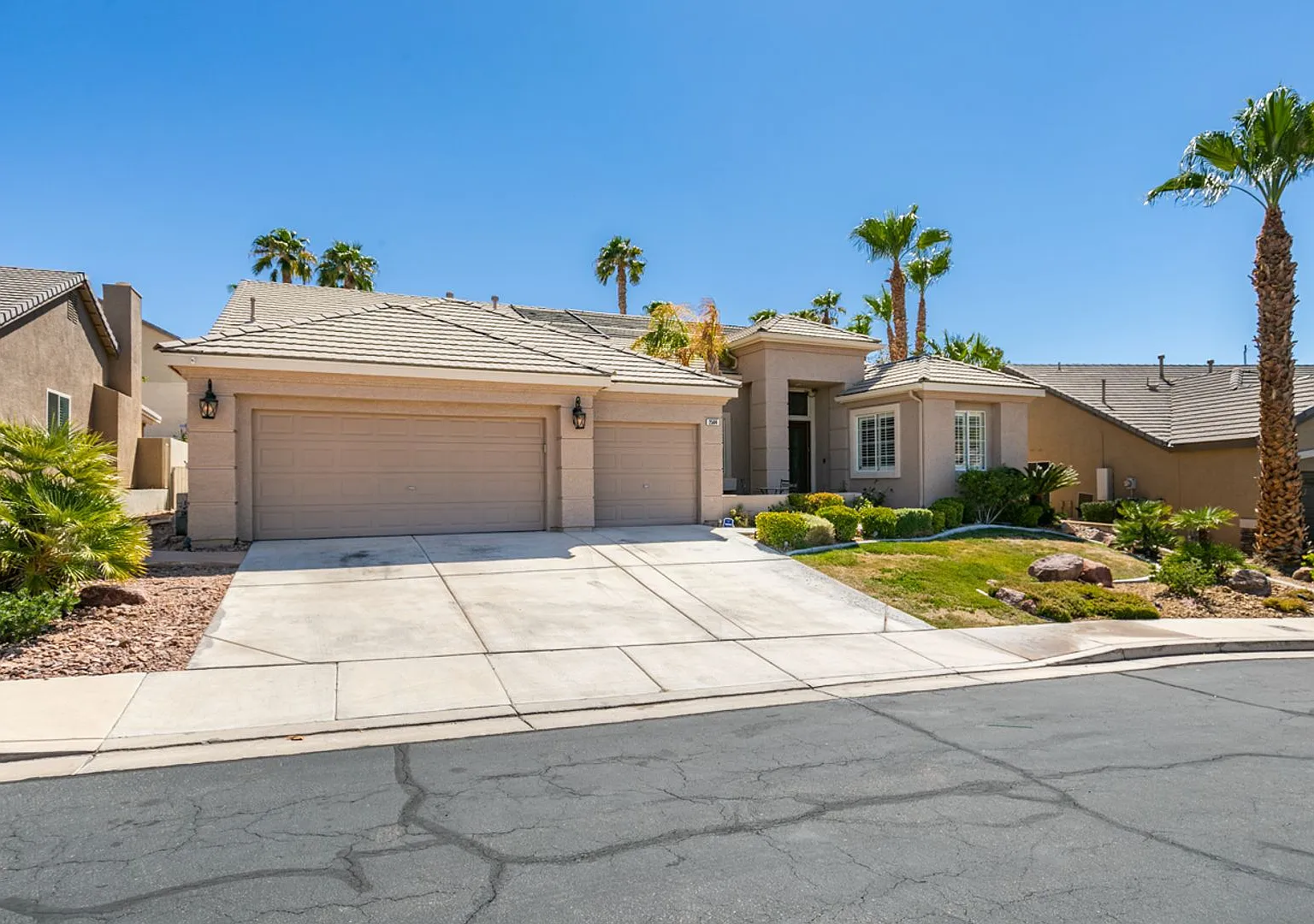 Gated - Green Valley Ranch- 4 bed + Den- Single Story Pool House — Photo 2