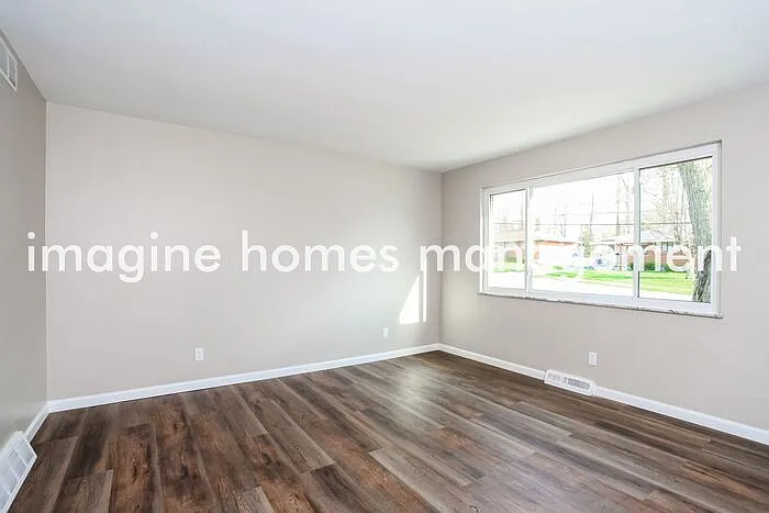 3 bed, 1.0 bath, 1167 sqft, $2,075 — Photo 3