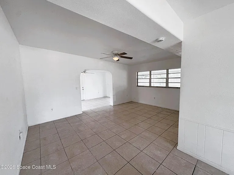 305 Edinburgh Dr — Photo 3