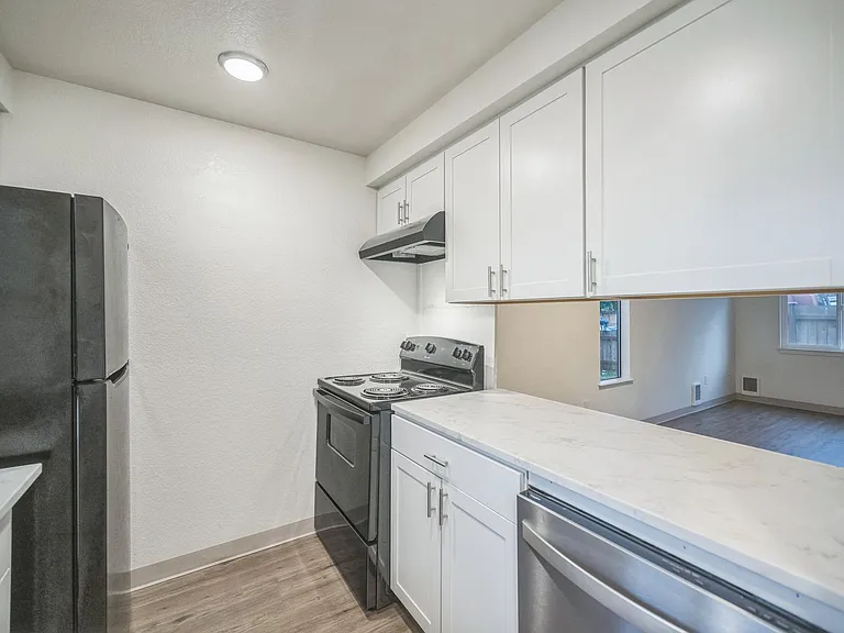 Spacious 2 Bedroom - Excellent Location! — Photo 13