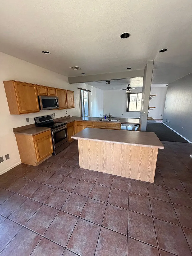 East Mesa Gated Community with Pool and Hot Tub — Photo 2
