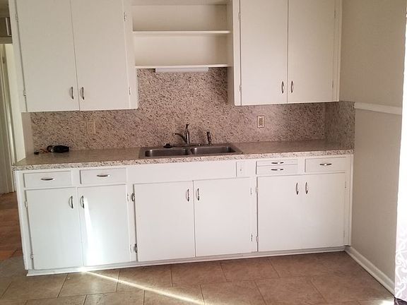 4th image of 4107 Glen St