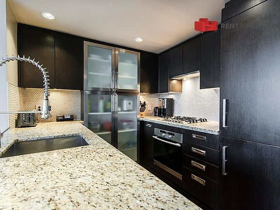 2nd image of 1055 Richards St #1603