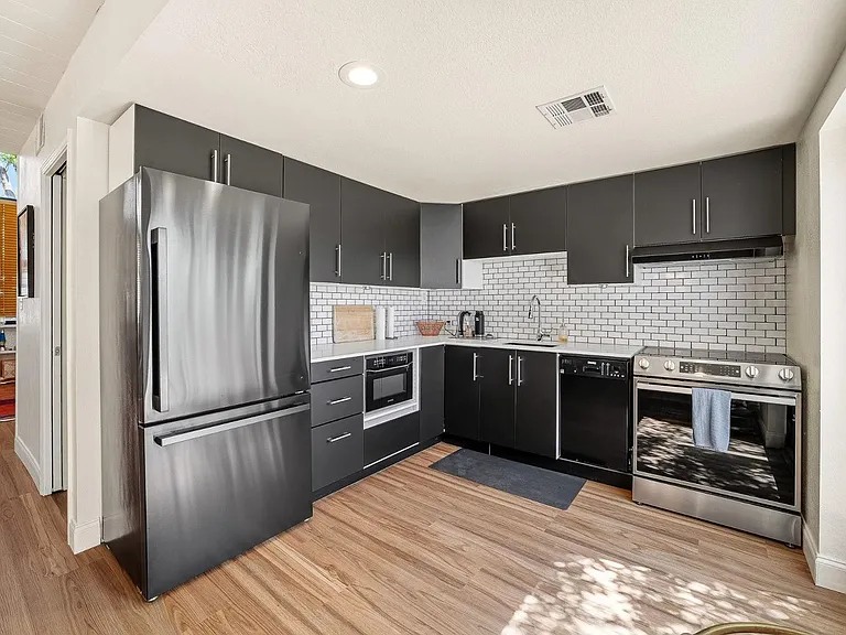 385 W Pierson St #E5 — Photo 7