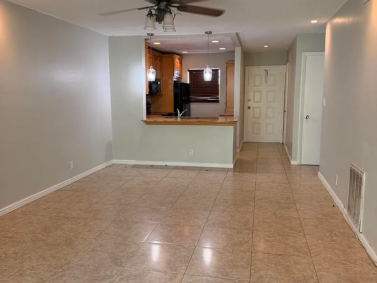 1400 NE 57th St #302 — Photo 2