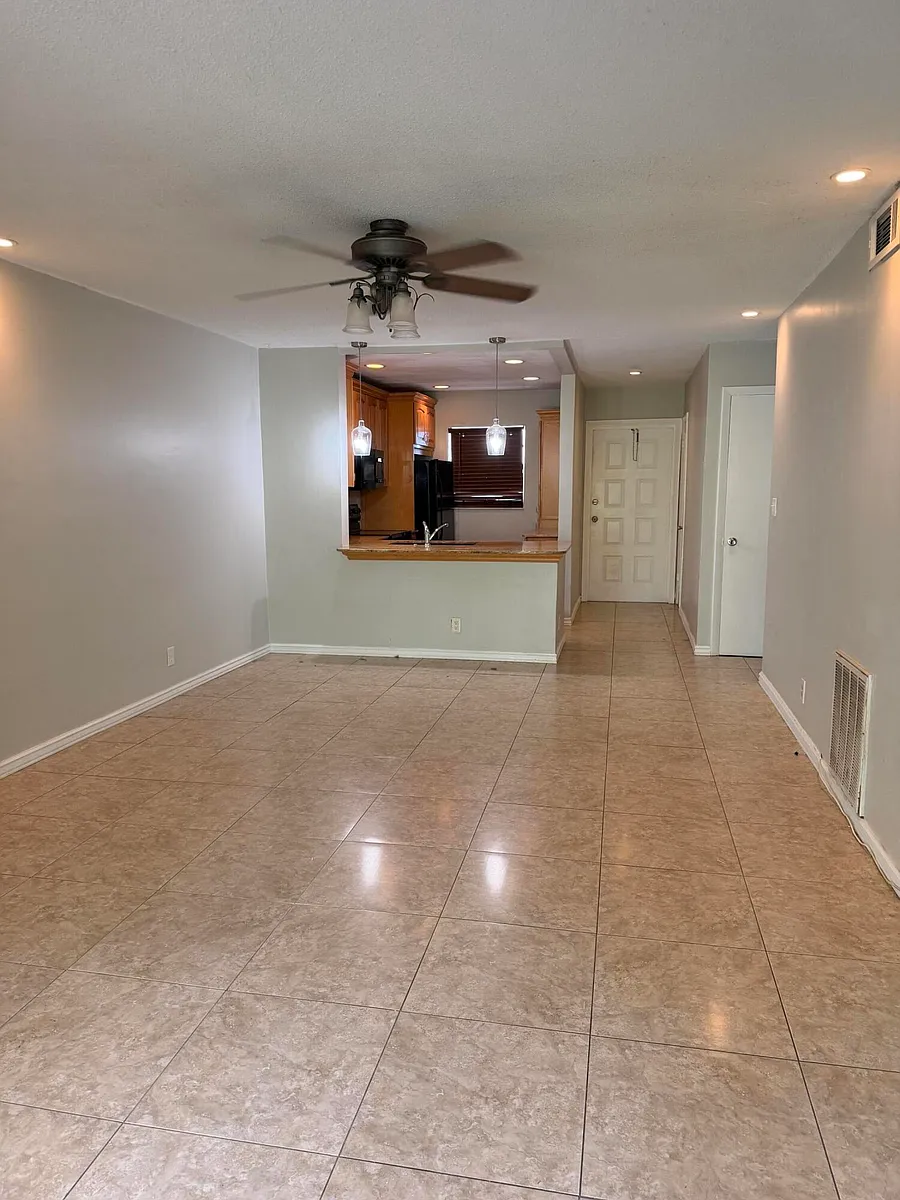 Building Photo - 1400 NE 57th St #302