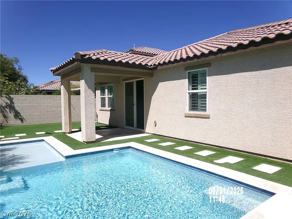 3 bed, 2.0 bath, 1928 sqft, $2,999 — Photo 1