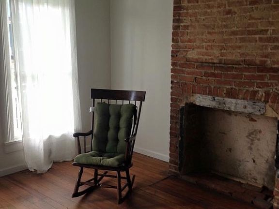 Front room/ non-working fireplace