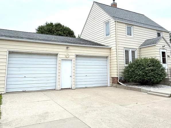 906 N 13th St, Clear Lake, IA 50428