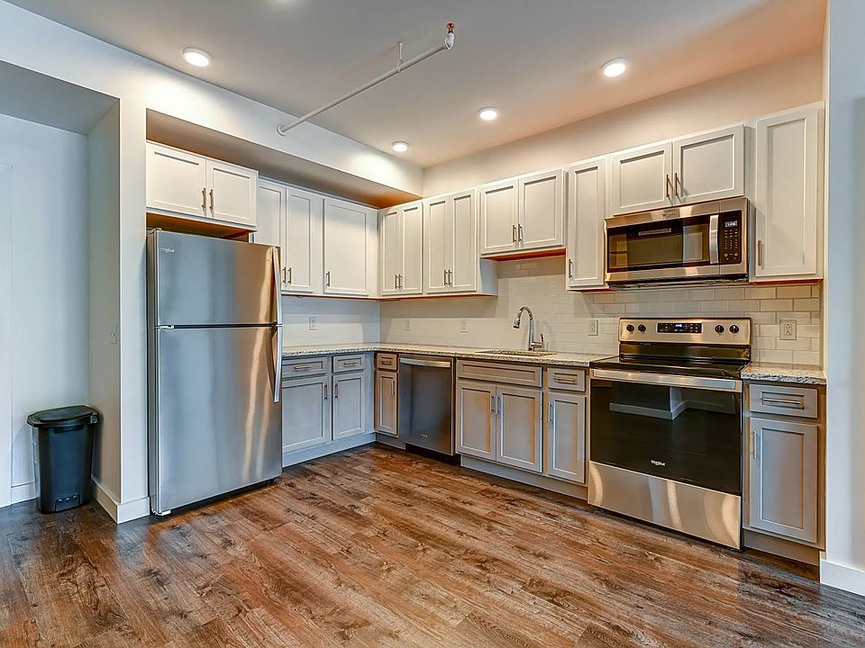 L Shaped Kitchen 107 / Granite Counters / Soft Close Quality Cabinets / Pantry Closet / High Efficient Appliances / LED Lighting