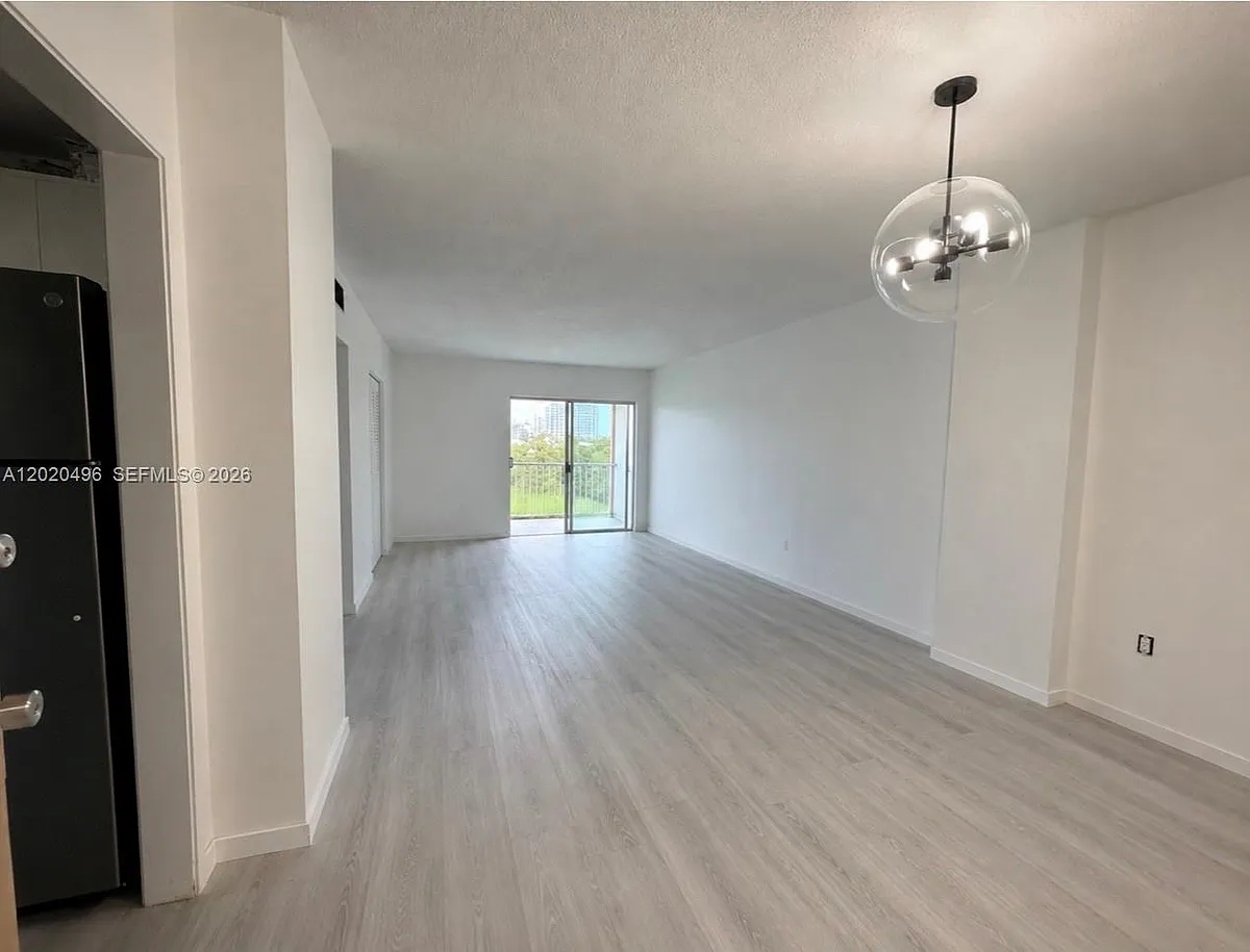Building Photo - 400 Kings Point Dr #811