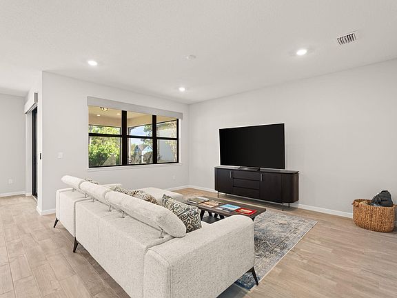 4th image of 361 SE Filoli Drive