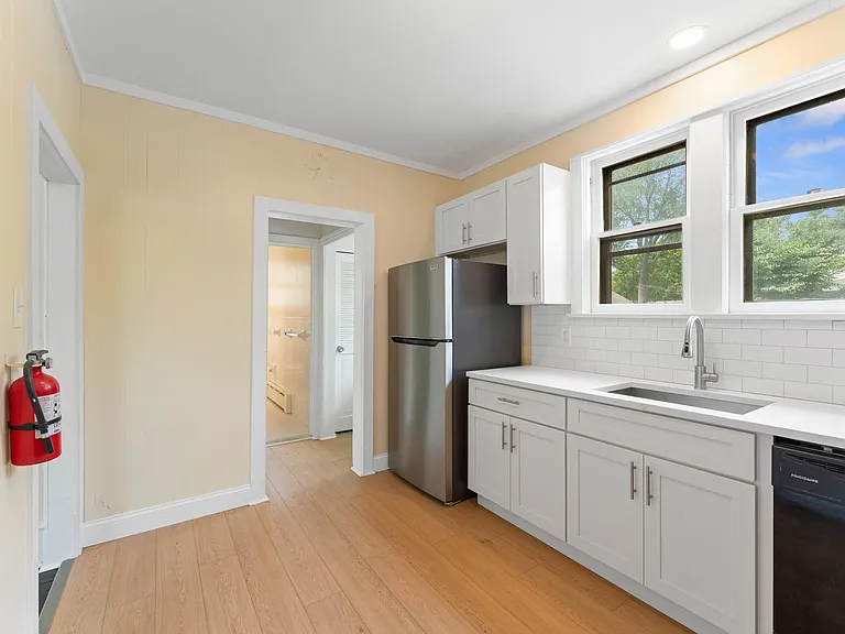 519 Kings Hwy — Photo 4