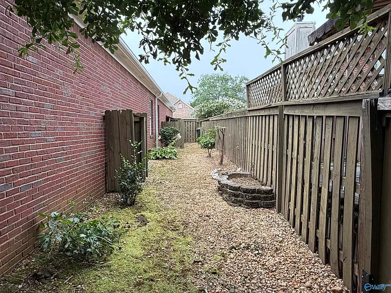 139 Canterbury Dr — Photo 23