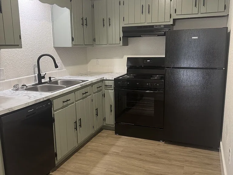 6 Rivercrest Dr #8B — Photo 1