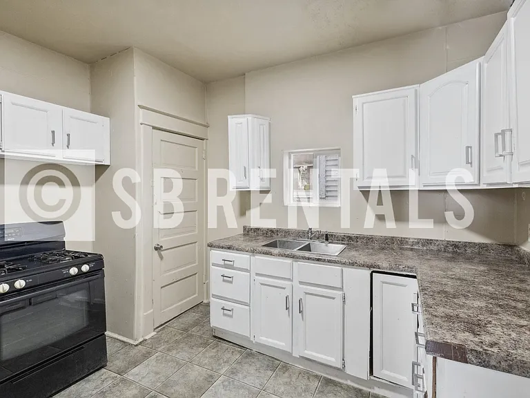 135 E Bowman St — Photo 3