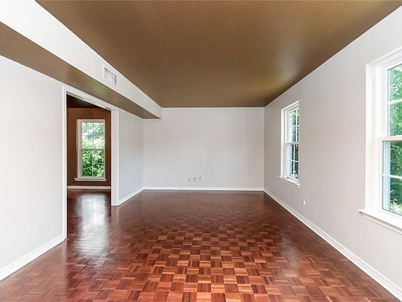 3rd image of 407 Stillwood Ln