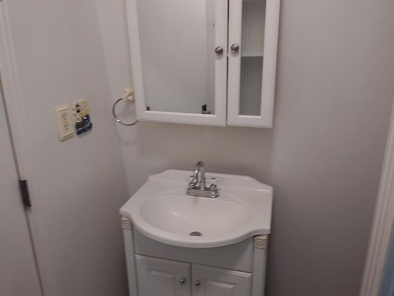 5th image of 194 Pinewood Ln