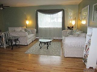 1st image of 10 Debbie Ln