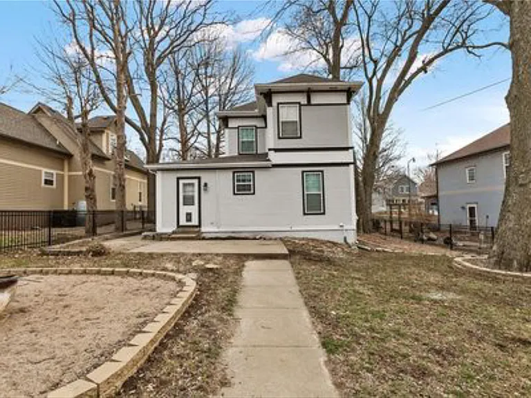 810 W Truman Rd — Photo 23