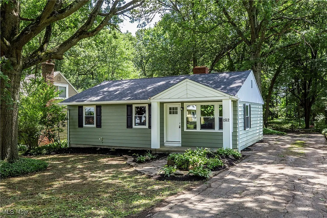 1512 Treasch Dr photo 1