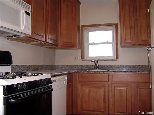 Granite Kitchen with gas stove