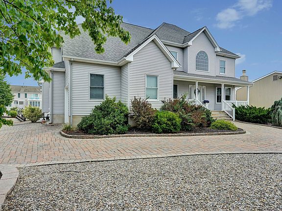 5th image of 601 Jennifer Ln