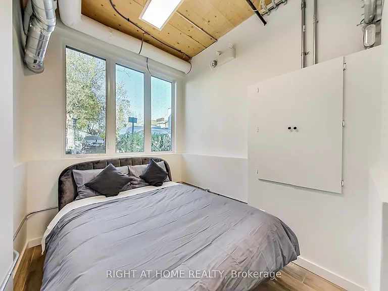 1602 Queen St E #101 — Photo 12