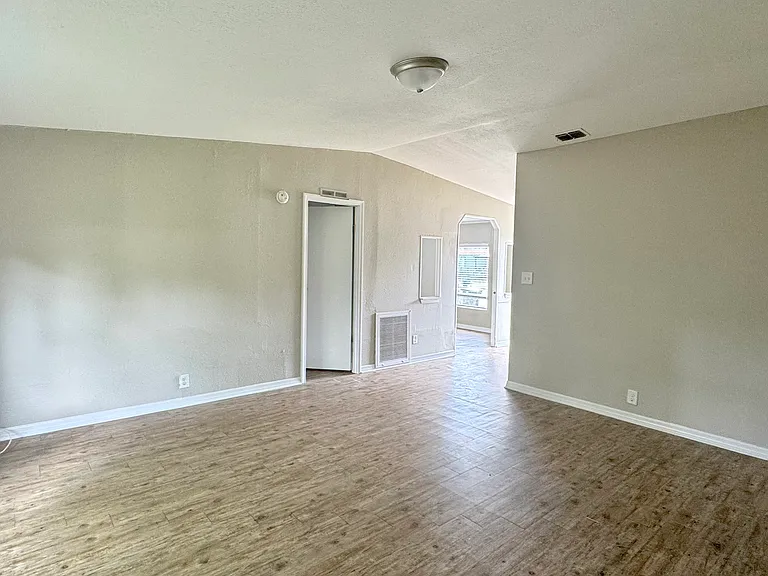 7616 Coach Park Dr — Photo 10
