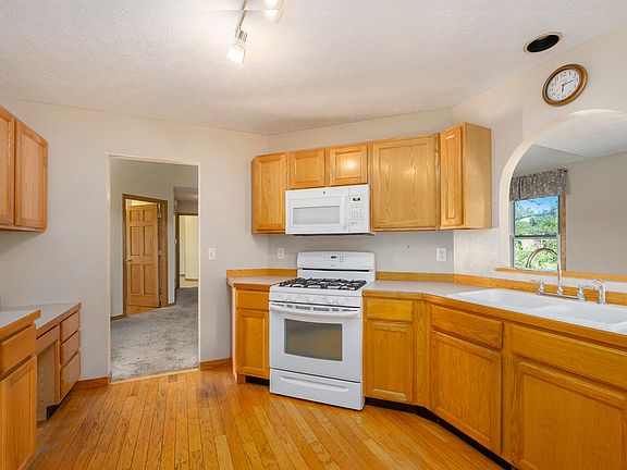 5th image of 405 Burrwood Ave