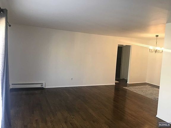 5th image of 396 Hoover Ave