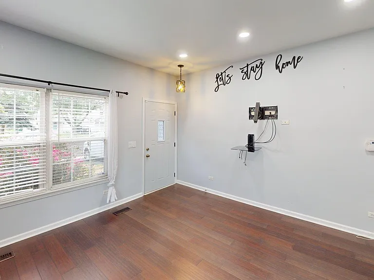2529 Stonybrook Dr — Photo 3