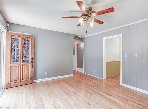3rd image of 3025 Crescent Ln