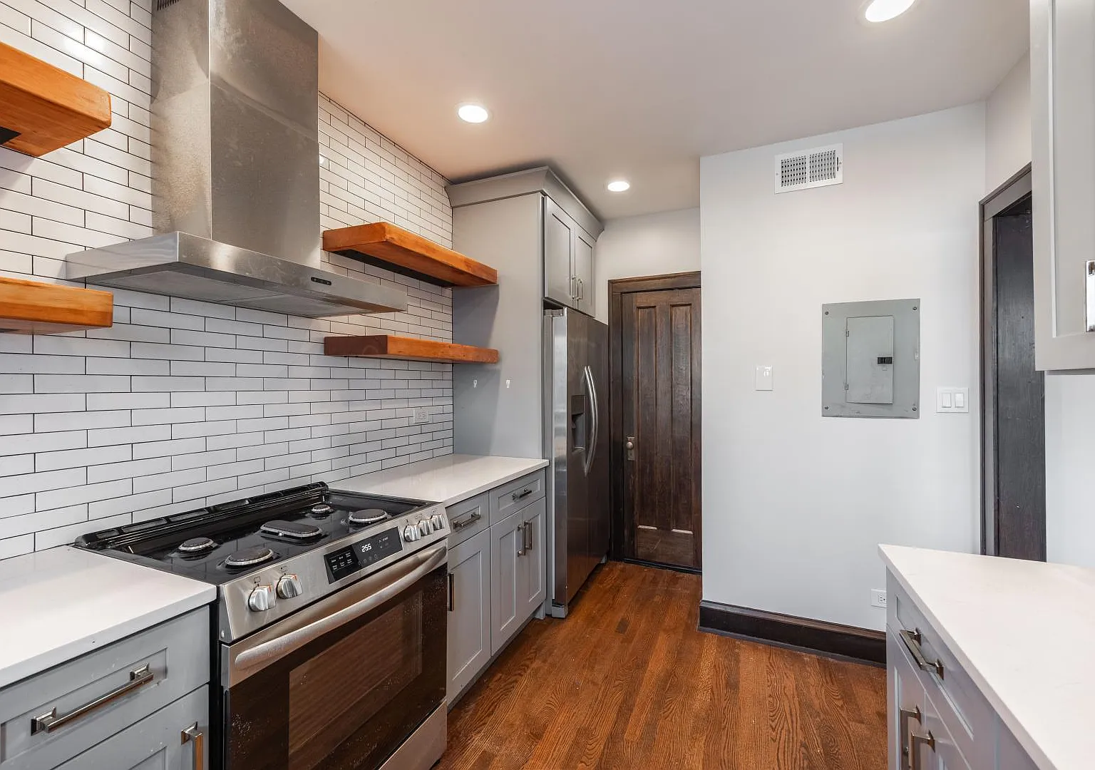 1 bed, 900 sqft, $1,500 — Photo 3