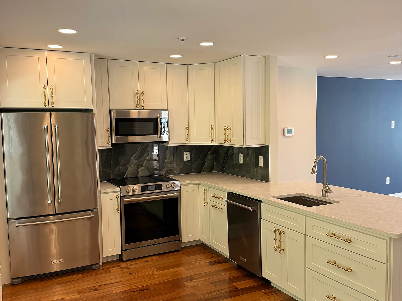 4 bed, 1989 sqft, $3,300 — Photo 2