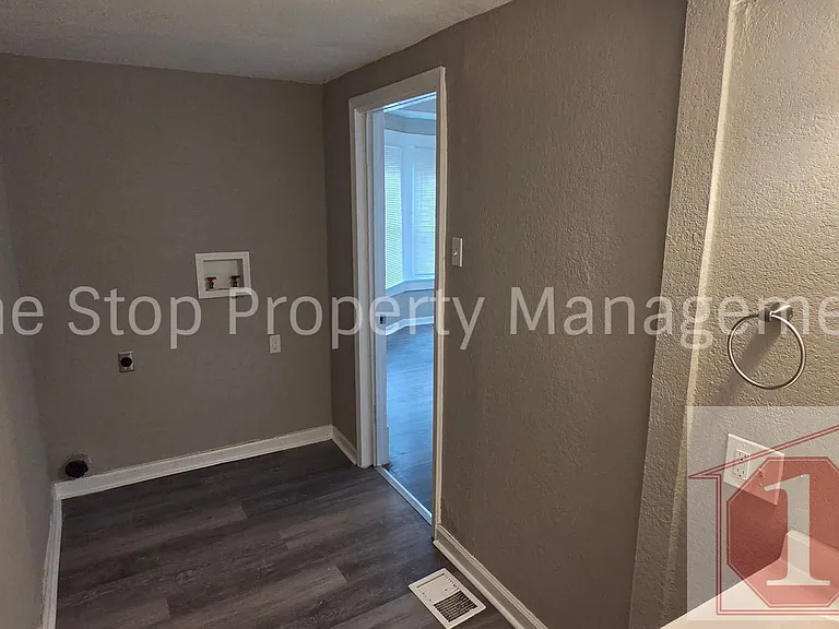 2821 Wabash Ave — Photo 36
