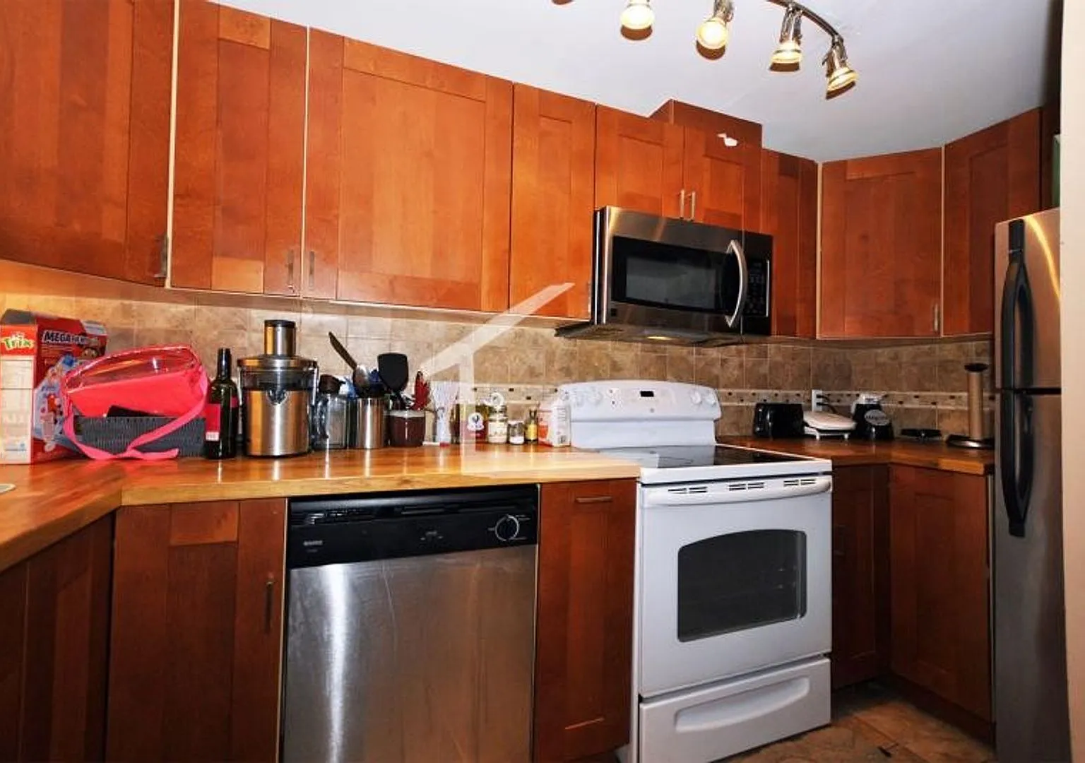 Gorgeous three bedroom, private entrance, Large bedrooms — Photo 4