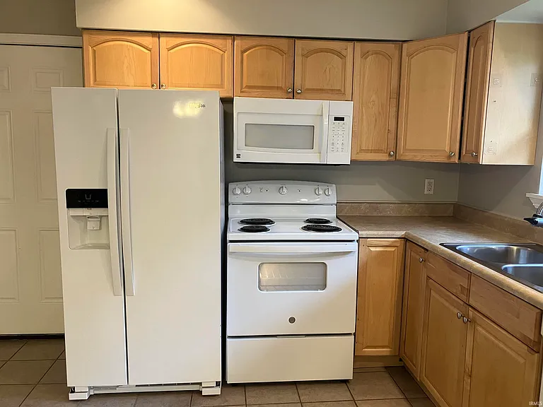 900 S Saint James Blvd — Photo 9