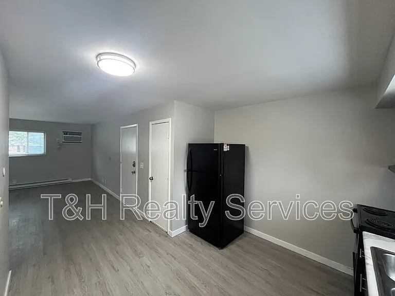 1152 Evans Ave #4 — Photo 4