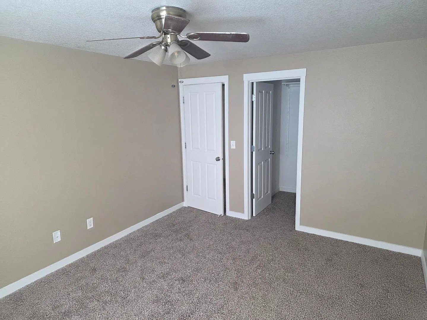 New Carpet! Natural Light! 2 Story 3 Bedroom 2 Ba Home — Photo 3