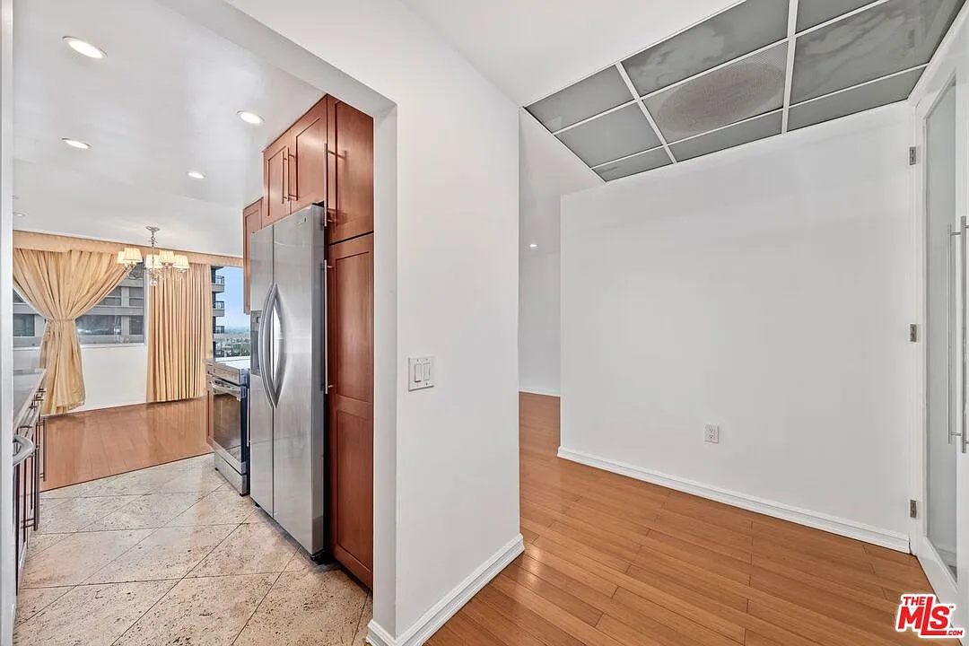 2 bed, 2.0 bath, 1019 sqft, $3,900 — Photo 3