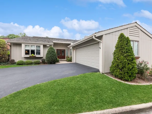 96 Briarwood Cir, Oak Brook, IL 60523