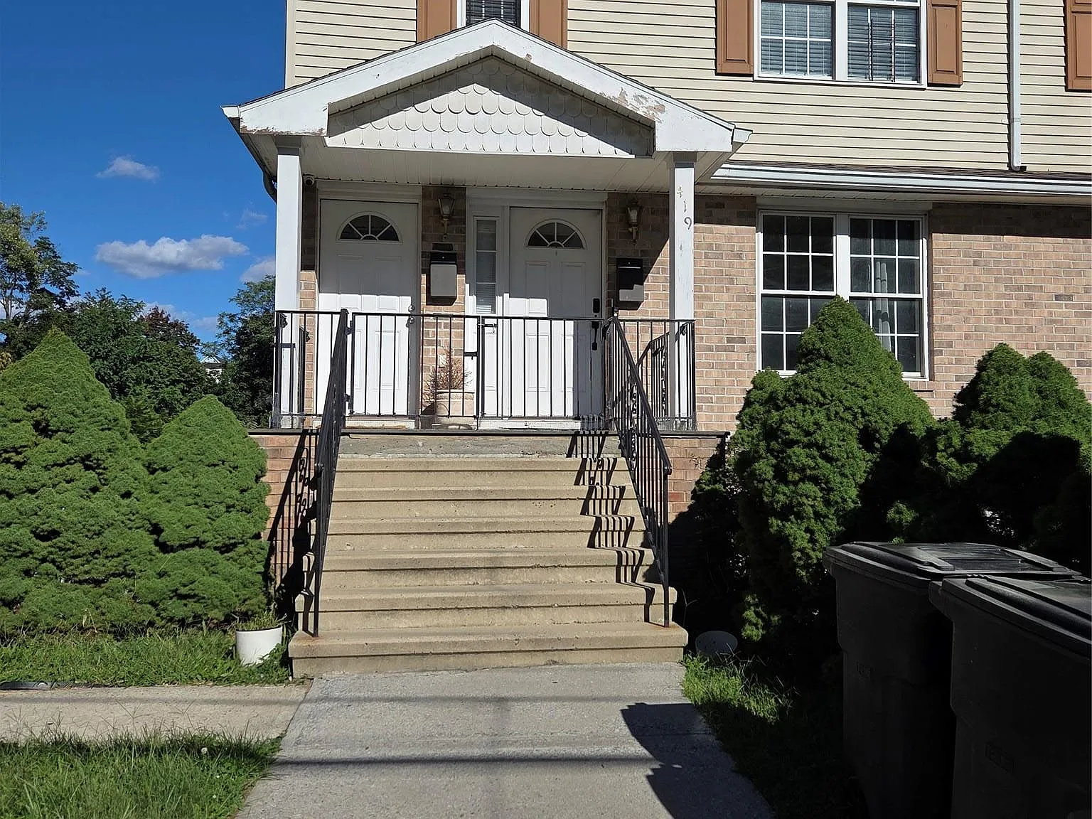 3 bed, 2.0 bath, 2050 sqft, $3,575 — Photo 2
