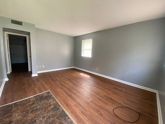 3rd image of 204 Pinecrest Dr APT 1