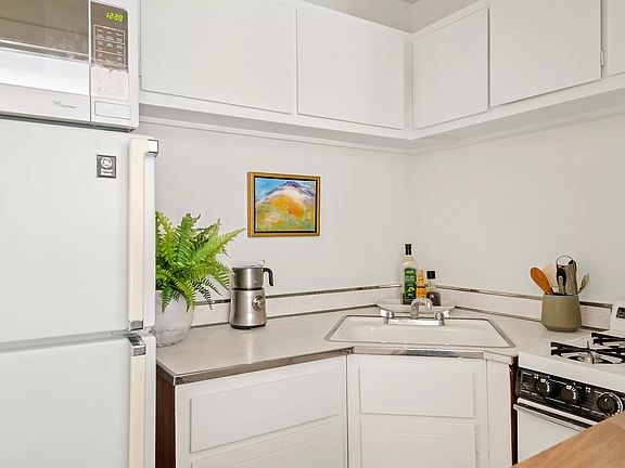 4th image of 201 W 21st St APT 2H