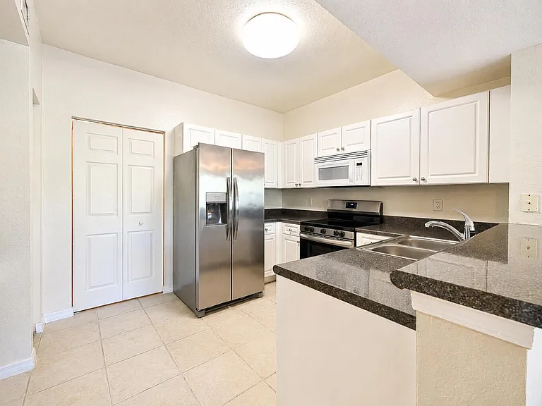 356 SE Rogers Ct — Photo 5