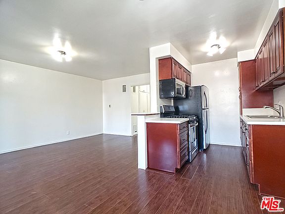 2nd image of 453 N Kingsley Dr #8