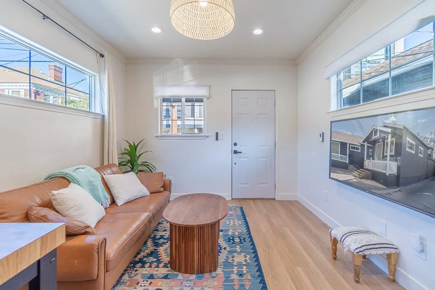 1 bed, 1.0 bath, 990 sqft, $4,164 — Photo 3